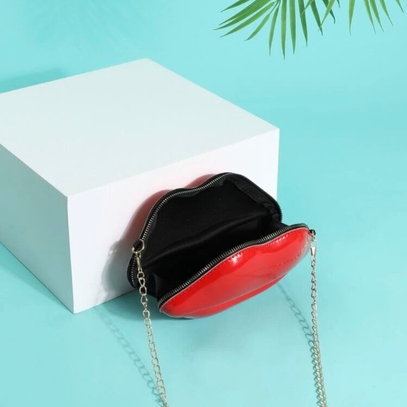 Red Lip-shaped Crossbody Purse - Picture 2 of 4